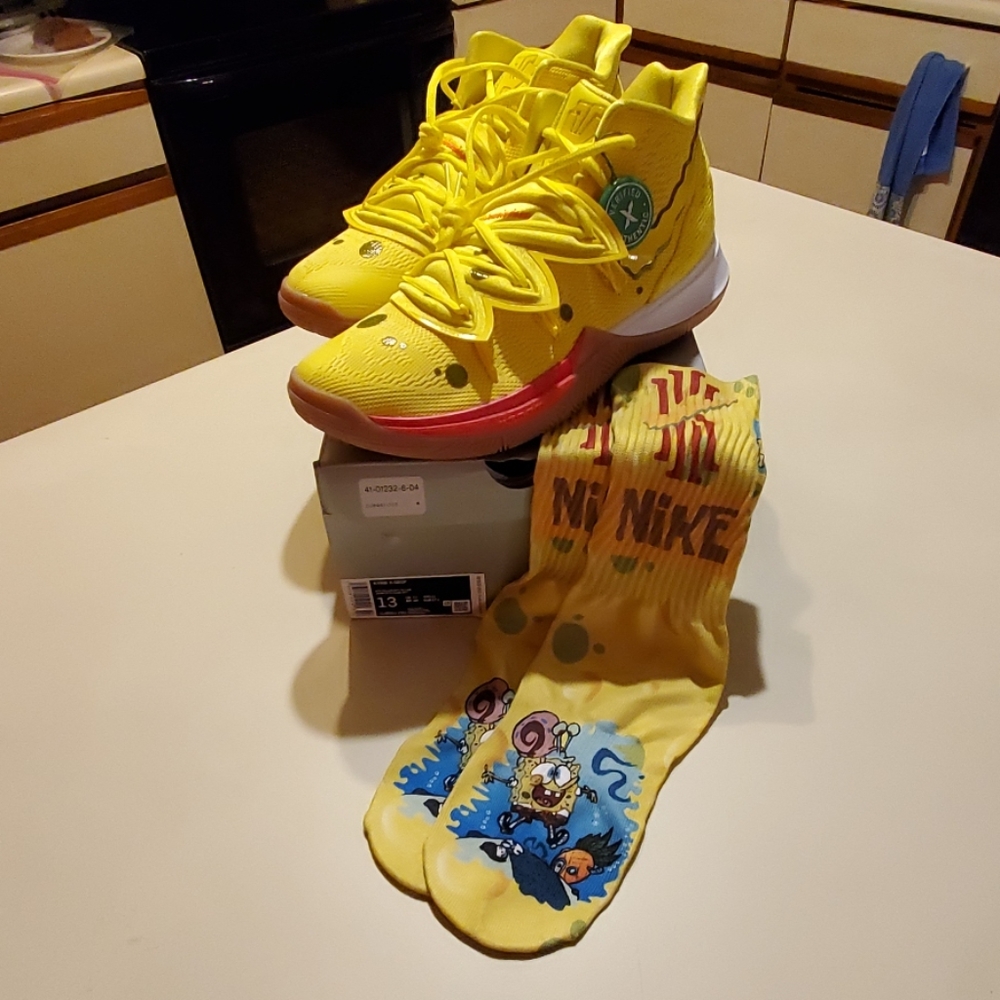 Kyrie 5 spongebob shoes & socks  mens size 13